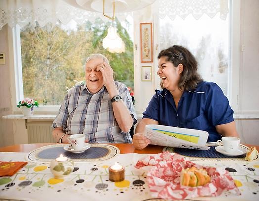 Två personer äter vetelängd och skrattar