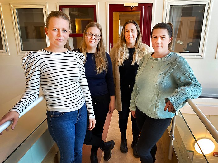 Socialsekreterarna Sophie, Elin, Anna och Ida i förvaltningshuset i Köping