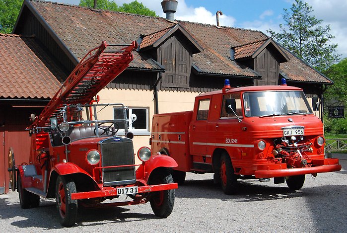 BIlden föreställer två brandbilar