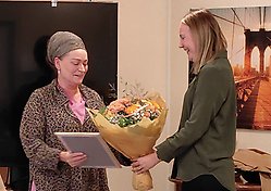 Annika får blommor av Lina