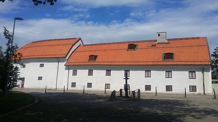 Köpings museum sett från gatan. Byggnaden har en vit putsfasad.