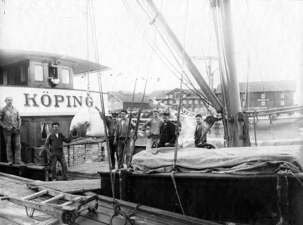 Historisk bild på båt med texten "Köping"