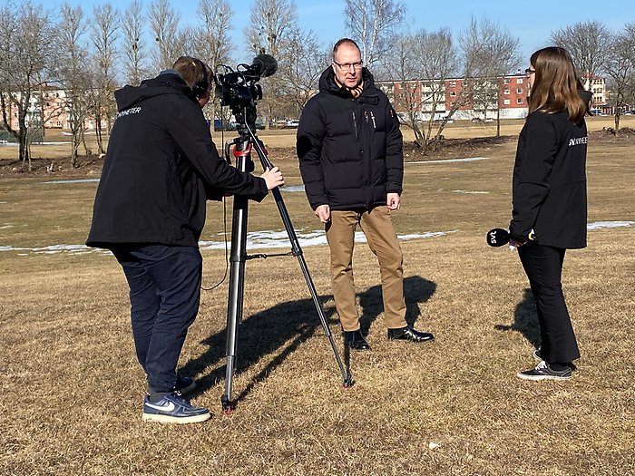 På bilden syns projektledaren Anders Eriksson när han intervjuas av SVT Västmanland om den nya parken på Krillan. 